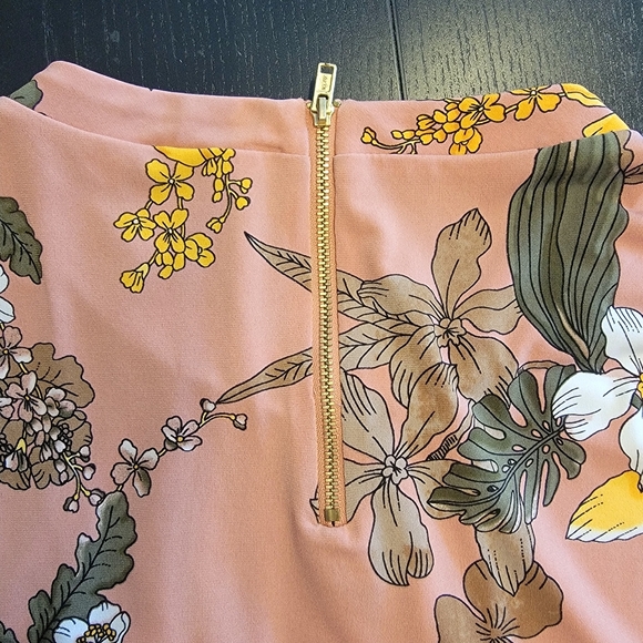 Liz Claiborne Floral Patterned Top - Picture 2 of 4